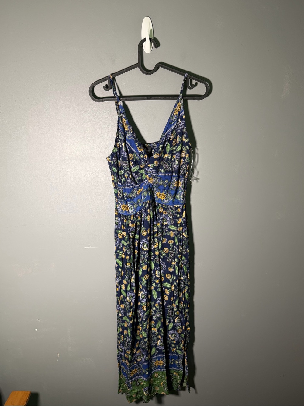 Angie V-Neck Twist Front Cut-Out Midi Dress Size Large